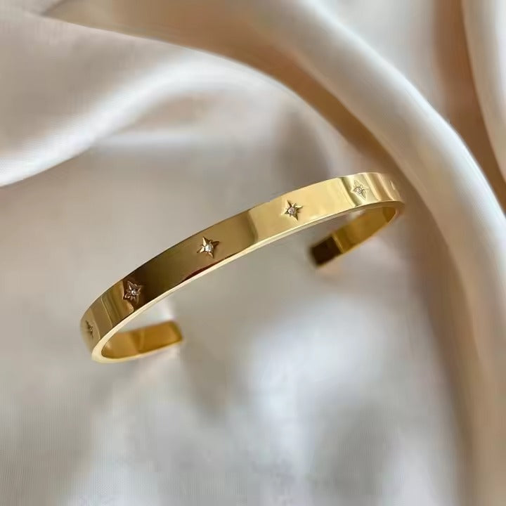 Elegant Bracelet with Crystal Accents